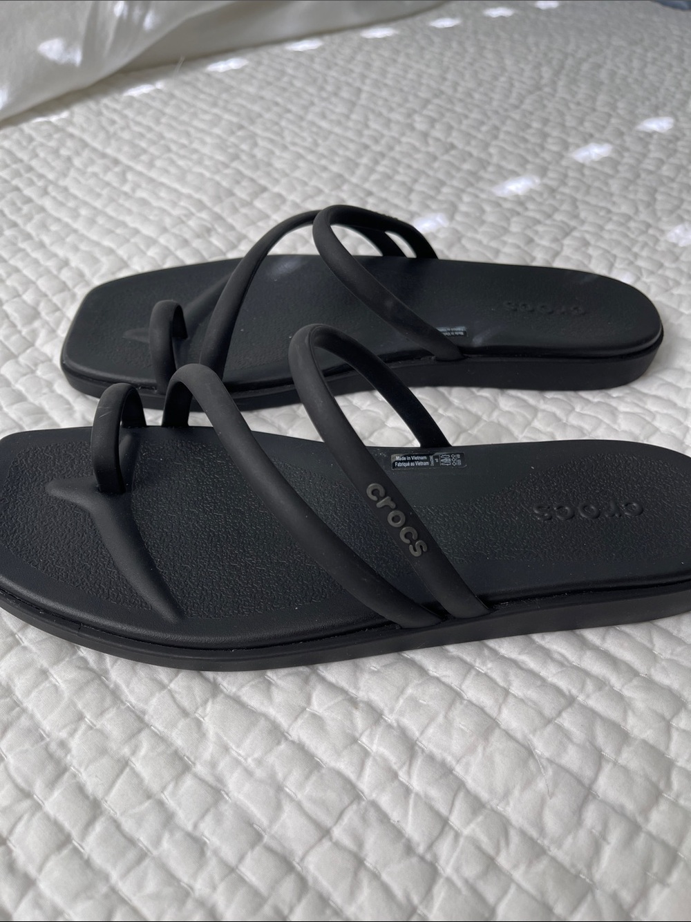 CROCS Women's Black Minimal Toe-Loop Slide Sandals - Picture 3 of 3